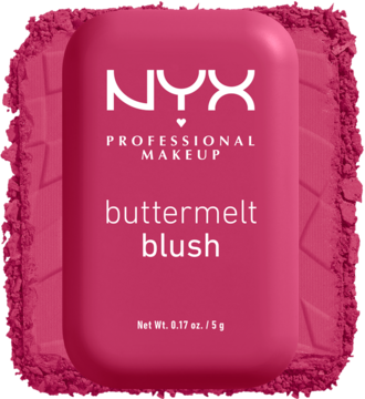 Róż NYX Buttermelt w odcieniu fuksji Butta Than Before, kompakt leży na różowym pudrze.