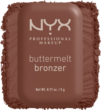 Bronzer do twarzy NYX Buttermelt w miedziano-brązowym opakowaniu, otoczony sypkim pudrem, widok z góry.