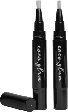 Dwa czarne peny Coco Glam PAP+ z żelem wybielającym, z białymi aplikatorami, jeden korek leży obok.