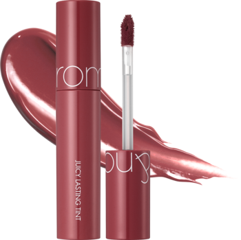 Rom&nd Juicy Lasting Tint Almond Rose, intensywny błyszczyk w bordowej butelce, z widocznym aplikatorem i smugą koloru.