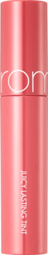 Rom&nd Juicy Lasting Tint, błyszczyk do ust w błyszczącej, koralowo-różowej butelce z pionowym napisem.