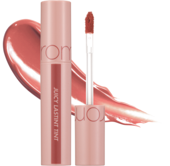 Rom&nd Juicy Lasting Tint Nucadamia, różowy błyszczyk w tubce, z aplikatorem i lśniącą próbką koloru.