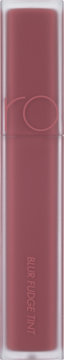 Rom&nd Blur Fudge Tint Rosiental, matowa płynna pomadka w pionowej butelce, widok z przodu.