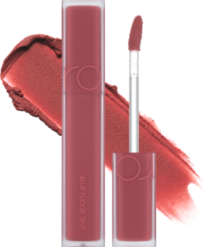 Rom&nd Blur Fudge Tint Rosiental. Dwie matowe pomadki w płynie z aplikatorem, na tle rozmytego swatcha.