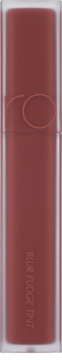 Rom&nd Blur Fudge Tint Musky, matowa pomadka w płynie, w brązowo-czerwonej buteleczce, widok z przodu.