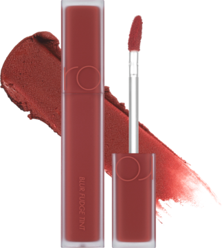 Rom&nd Blur Fudge Tint Musky, matowa pomadka w płynie, brązowo-czerwona tubka z aplikatorem, tło rozmytego koloru.