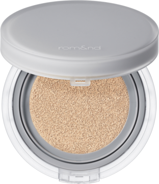 Rom&nd Nu Zero Cushion w otwartym, jasnoszarym opakowaniu z beżowym podkładem. Odcień Natural, widok z góry.