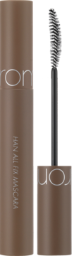 Brązowa mascara Rom&nd Han All Fix L03 Long Hazel. Tuba obok wyjętego pędzelka, widok z bliska na jasnym tle.