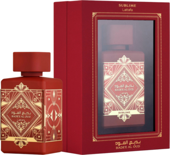 Lattafa Bade'e al Oud Honor Glory, czerwony flakon perfum z arabskim wzorem obok czerwonego pudełka.