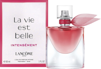 Różowa butelka Lancôme La Vie Est Belle Intensement z kokardką obok białego opakowania na jednolitym tle.