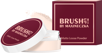 Sypki puder matujący Brush! by Maxineczka w otwartym białym opakowaniu z bordo wieczkiem, obok pudełko.