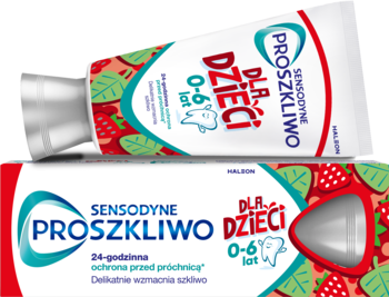 Dwie tubki pasty Sensodyne ProSzkliwo dla dzieci 0-6 lat, truskawkowe opakowanie, widok ukośny.