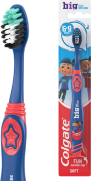 Colgate Little Kids' Smiles 6-9, niebieska szczoteczka z przyssawką, obok opakowania z dziećmi.