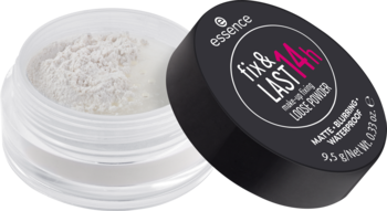 Transparentny puder sypki Essence Fix & Last 14h. Otwarte opakowanie, biały proszek, czarna nakrętka z logo Essence.