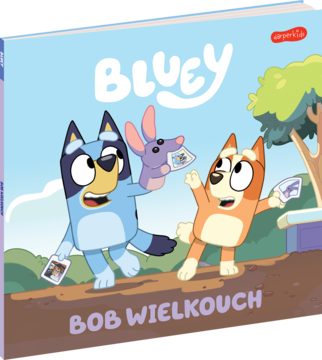 Książka Bluey Bob Wielkouch. Okładka z psami Bluey, Bingo i fioletowym Bobem trzymającymi karty.