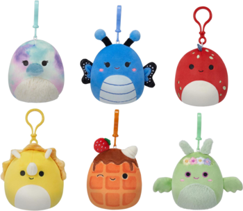 Sześć uroczych breloczków Squishmallows: tęczowy ptak, niebieski motyl, czerwona truskawka, gofr, żółty dinozaur, żaba.