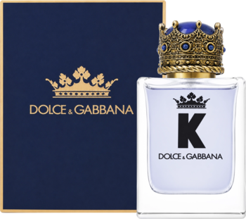 Woda toaletowa K by Dolce & Gabbana, butelka z literą K i złotą koroną, obok granatowe pudełko z logo D&G.