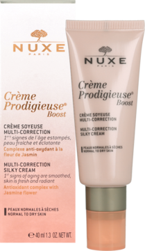 Nuxe Creme Prodigieuse Boost Multi-Correction Silky Cream, beżowa tuba i kartonik obok siebie.