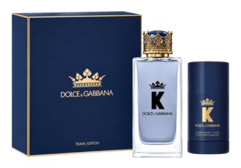 Zestaw K by Dolce&Gabbana: ciemnoniebieskie pudełko, flakon 100ml i dezodorant 75g z koroną, na czarnym tle.