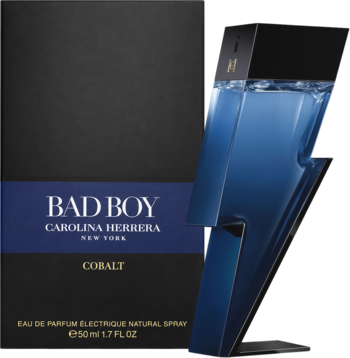 Carolina Herrera Bad Boy Cobalt męskie perfumy. Niebieska butelka w kształcie błyskawicy obok czarnego pudełka.