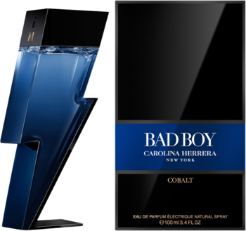 Bad Boy Cobalt Carolina Herrera Eau de Parfum: Niebieska butelka w kształcie błyskawicy obok czarnego pudełka z niebieskim pasem.