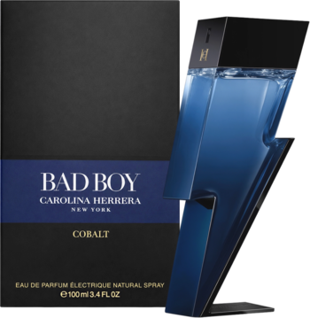 Carolina Herrera Bad Boy Cobalt woda perfumowana. Granatowa butelka błyskawica, obok czarnego pudełka.