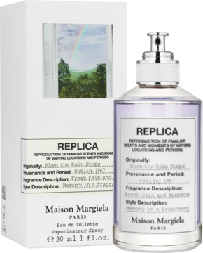 Maison Margiela Replica When The Rain Stops EDT, biała butelka z fioletowym płynem obok pudełka z tęczą, widok z przodu.