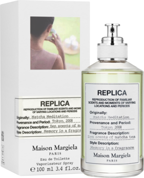 Maison Margiela Replica Matcha Meditation Eau de Toilette, butelka i białe pudełko z grafiką. Widok przód-bok.