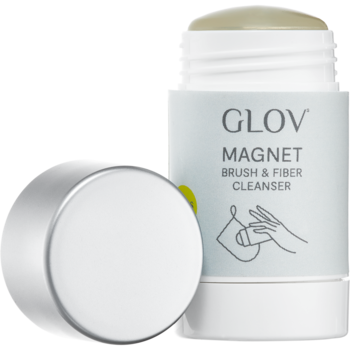 Biały sztyft Glov Magnet Cleanser do pędzli, otwarty, z widocznym zielonkawym mydłem. Nakrętka obok.