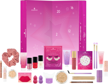 Kalendarz adwentowy Essence Santa's Sweetest Surprises, różowe pudełko z gwiazdami i rozłożonymi kosmetykami.