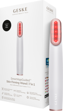 Geske SmartAppGuided™ Skin Firming Wand 7w1, biała z różowym złotem, z włączonymi czerwonymi diodami LED, obok pudełka.