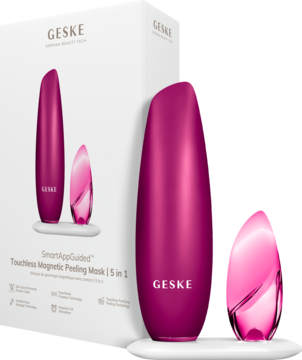 Geske magnetyczny peeling 5w1: magenta urządzenie i mniejszy element obok białego pudełka, widok pod kątem.
