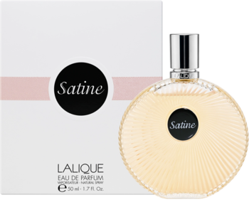 Lalique Satine Eau de Parfum w złotej, plisowanej butelce obok białego pudełka z różowym paskiem.