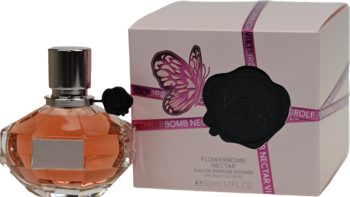 Viktor & Rolf Flowerbomb Nectar: bursztynowa butelka wody perfumowanej z kwiatkiem i różowe pudełko, widok pod kątem.