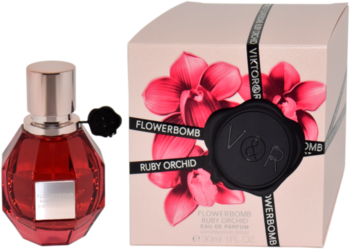 Flowerbomb Ruby Orchid Viktor & Rolf: rubinowa butelka perfum w kształcie granatu i różowe pudełko z orchideami.