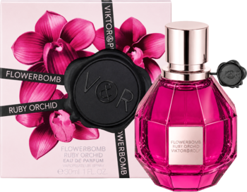 Perfumy Flowerbomb Ruby Orchid: fasetowana rubinowa butelka i różowe pudełko z orchideami, widok z przodu.