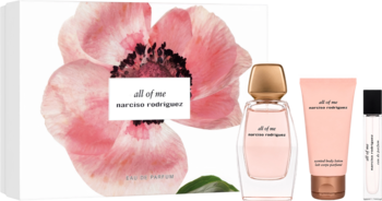 Zestaw prezentowy Narciso Rodriguez All Of Me: woda perfumowana i balsam do ciała, na tle kwiatu maku.