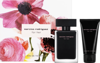 Zestaw prezentowy Narciso Rodriguez For Her: czarna woda toaletowa 50ml i balsam na tle różowych kwiatów.