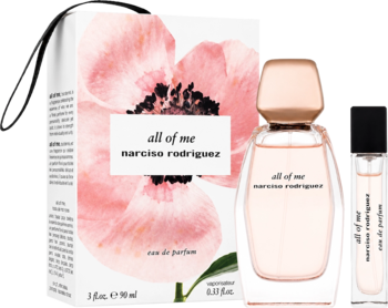 Zestaw perfum Narciso Rodriguez All Of Me z flakonem EDP 90ml i miniaturą 10ml, obok pudełka z różowym makiem.