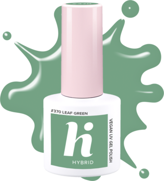 Lakier hybrydowy Hi Hybrid Leaf Green (F370) w białej butelce z różową nakrętką, widok z przodu na zielonym tle.