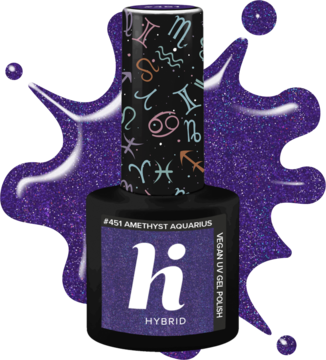 Fioletowy, brokatowy lakier hybrydowy Hi Hybrid Amethyst Aquarius, z czarną nakrętką z symbolami zodiaku, na fioletowej plamie brokatu.