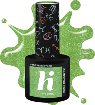 Hi Hybrid #457 Peridot Leo, brokatowy lakier hybrydowy w ciepłej zieleni, widok butelki na tle zielonego lakieru.