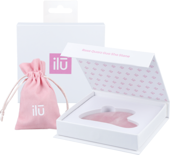 Zestaw Ilū: różowy kwarcowy kamień Gua Sha do masażu twarzy, w otwartym białym pudełku i woreczku.