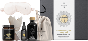 Zestaw With Love Dobry Sen: aromaterapia do snu z ciemnymi butelkami, białą opaską i pudełkiem z słońcem.