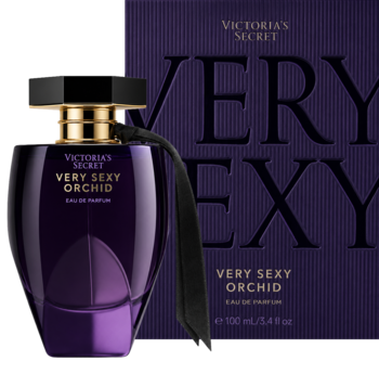 Victoria's Secret Very Sexy Orchid, purpurowy flakon perfum z czarną wstążką, widok z przodu obok dopasowanego pudełka.