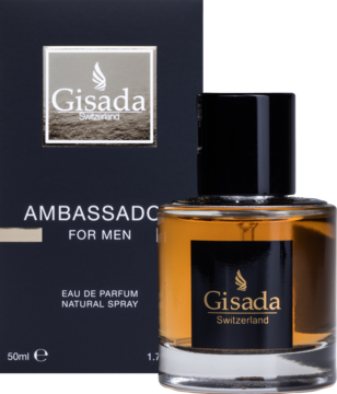 Bursztynowa butelka perfum Gisada Ambassador For Men z czarną nakrętką na tle ciemnego pudełka.