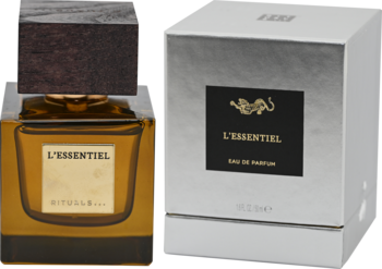 Rituals L'Essentiel Eau de Parfum. Bursztynowy flakon z ciemną drewnianą nakrętką i srebrne opakowanie obok, widok z przodu.