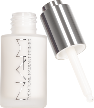 NAM Even Tone Radiant Primer, rozświetlająca baza w oszronionej butelce z srebrną pipetą, aplikator wyjęty.