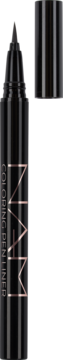 Czarny eyeliner w pisaku NAM z cienką końcówką, widok z przodu. Skuwka leży obok, widoczny napis COLORING PEN LINER.