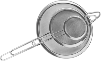 Zestaw trzech okrągłych sit kuchennych ze stali nierdzewnej, ułożonych w stos, z długimi uchwytami, widok z góry.